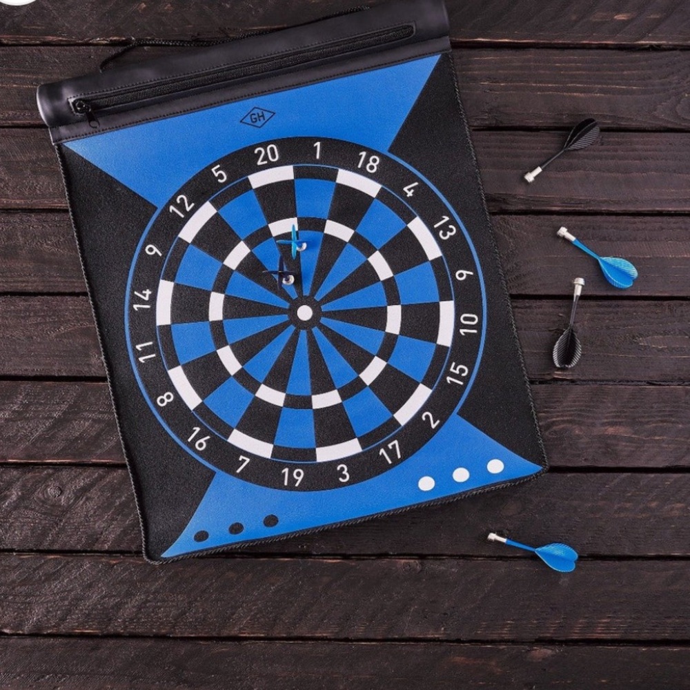 Magnetic dart board